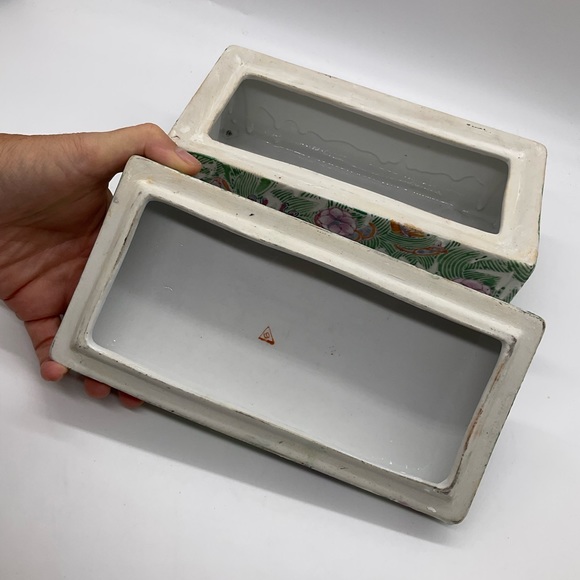 VINTAGE PORCELAIN BOX WITH LID BY CHINA TRADER - Picture 7 of 10